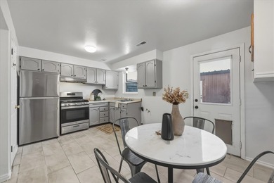 Open House: Saturday, July 18, 11:00 a.m. to 2:00 p.m. Charming - photo 6