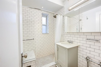 Spacious top floor pre-war 1 bedroom in top location with low - photo 9