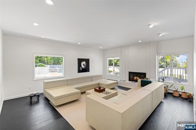 EXPERIENCE REFIND LUXURY & RESORT-LIKE LIVING IN FULLY - photo 11