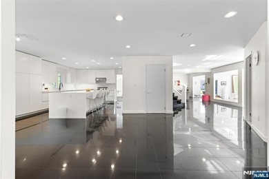 EXPERIENCE REFIND LUXURY & RESORT-LIKE LIVING IN FULLY - photo 13