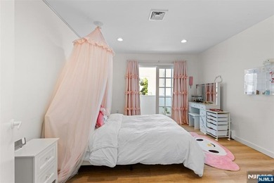 EXPERIENCE REFIND LUXURY & RESORT-LIKE LIVING IN FULLY - photo 15