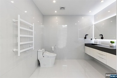 EXPERIENCE REFIND LUXURY & RESORT-LIKE LIVING IN FULLY - photo 21