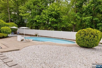 EXPERIENCE REFIND LUXURY & RESORT-LIKE LIVING IN FULLY - photo 45