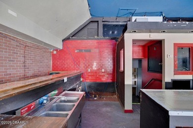 Prime opportunity to bring new life to a well-known former local - photo 13