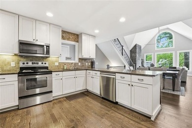 Lakefront living on Lake Arrowhead takes center stage here, with - photo 11