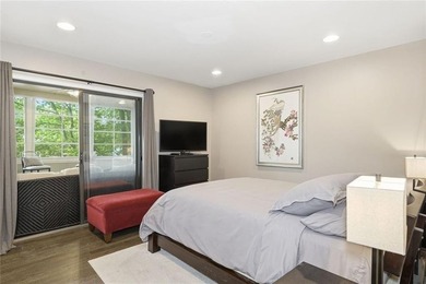 Lakefront living on Lake Arrowhead takes center stage here, with - photo 26