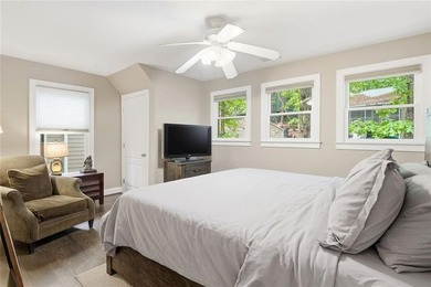 Lakefront living on Lake Arrowhead takes center stage here, with - photo 40