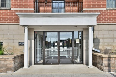 WELCOME TO THIS COZY AND SUNNY CONDO IN THE HEART OF DOWNTOWN