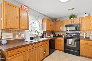 Welcome home to this spacious and beautifully maintained - photo 11