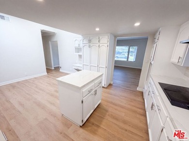 Don't miss 4421 Stanbridge Ave, showcasing fresh interior and - photo 14