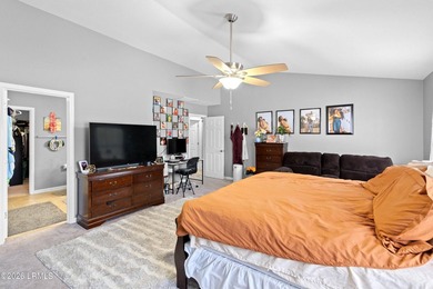 Welcome home to this spacious and beautifully maintained - photo 22