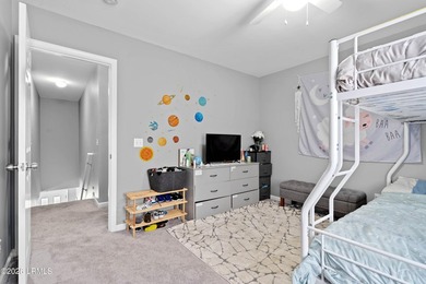 Welcome home to this spacious and beautifully maintained - photo 27