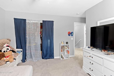 Welcome home to this spacious and beautifully maintained - photo 29