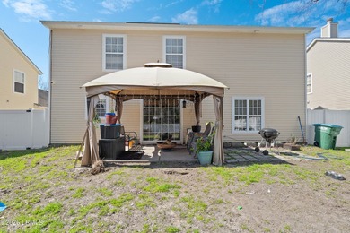 Welcome home to this spacious and beautifully maintained - photo 41