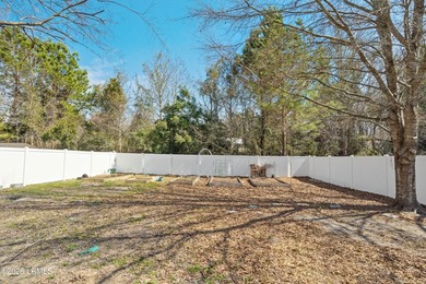 Welcome home to this spacious and beautifully maintained - photo 42