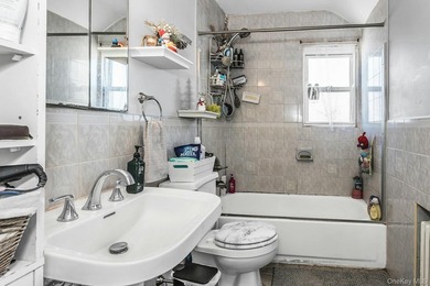 Welcome to your elegant and spacious remodeled, 6+ bedroom, 5 - photo 25