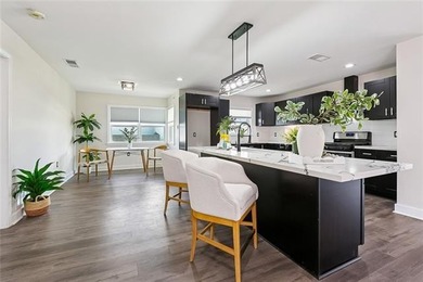 Move-in-ready in Beverly Hills, just steps from Lake - photo 4