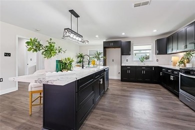 Move-in-ready in Beverly Hills, just steps from Lake - photo 5