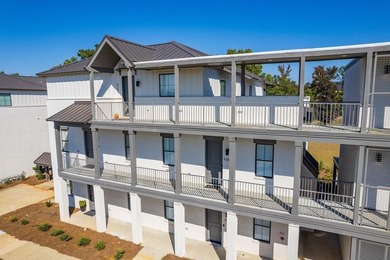 Enjoy resort-style living in this beautiful golf course - photo 1