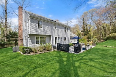 Nestled on a secluded, lushly landscaped three-quarter-acre - photo 36