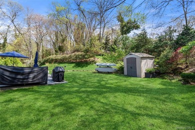 Nestled on a secluded, lushly landscaped three-quarter-acre - photo 37