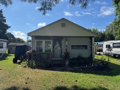Nice two bedroom, one bathroom, living room, kitchen, pantry - photo 1
