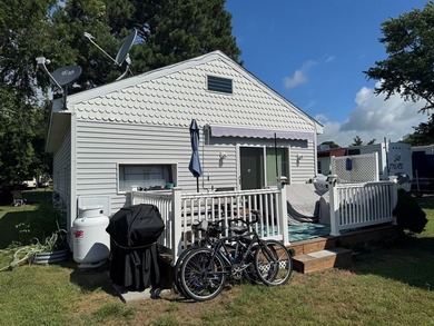 Nice two bedroom, one bathroom, living room, kitchen, pantry - photo 3