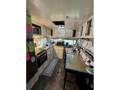 Nice two bedroom, one bathroom, living room, kitchen, pantry - photo 6