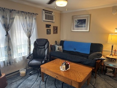 Nice two bedroom, one bathroom, living room, kitchen, pantry - photo 7