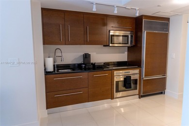 SPACIOUS AND BRIGHT STUDIO AT ICON BRICKELL TOWER ONE. WELL