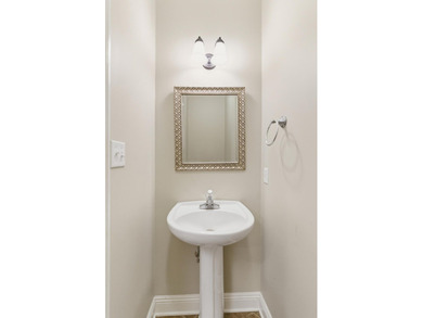 Spacious and beautifully maintained 3 bedroom, 2 and a half bath - photo 11