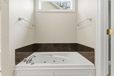 Spacious and beautifully maintained 3 bedroom, 2 and a half bath - photo 17