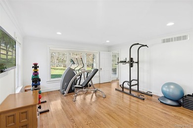 Welcome to 8 East Ridge Ct Westhampton. Set at the end of a - photo 17