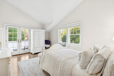 Welcome to 8 East Ridge Ct Westhampton. Set at the end of a - photo 20