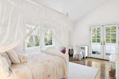 Welcome to 8 East Ridge Ct Westhampton. Set at the end of a - photo 21