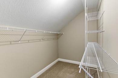 Spacious and beautifully maintained 3 bedroom, 2 and a half bath - photo 27