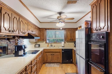 Tucked inside the gated golf and lake community of Hideaway and - photo 16