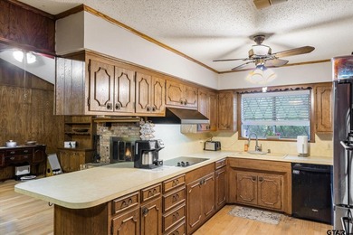 Tucked inside the gated golf and lake community of Hideaway and - photo 17