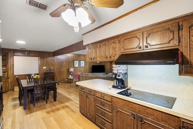 Tucked inside the gated golf and lake community of Hideaway and - photo 18
