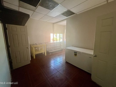 Looking to open a restaurant.? This property us turn key ready - photo 8