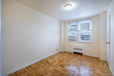 Spacious 2 bedroom conveniently located in Spuyten Duyvil with - photo 9