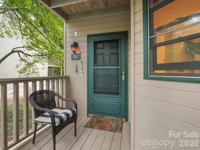 Well appointed 'turn-key' studio condo in Rumbling Bald At Lake - photo 2
