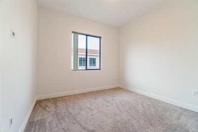 Welcome to this beautifully maintained 3-bed, 2.5-bath corner - photo 20