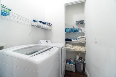 Welcome to this beautifully maintained 3-bed, 2.5-bath corner - photo 25