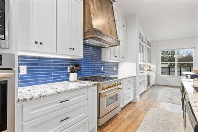 SPECTACULAR 2024 BUILDER'S DREAM WATERFRONT RETREAT IN GATED OAK - photo 7