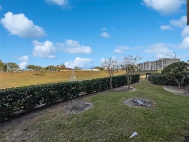 Welcome to this beautifully maintained 3-bedroom, 3-bathroom - photo 4