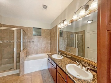 Welcome to this beautifully maintained 3-bedroom, 3-bathroom - photo 6