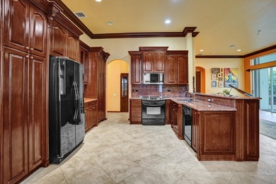 Beautiful Mediterranean-style 1-story home on a desirable corner - photo 21
