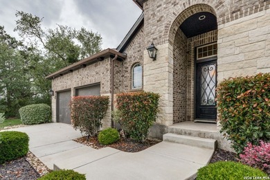 Prime location! Move-in ready one-story home with abundant - photo 3