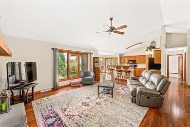 Sizable 3 BR, 2.5 BA 2.5 car att. split bedroom ranch with - photo 2